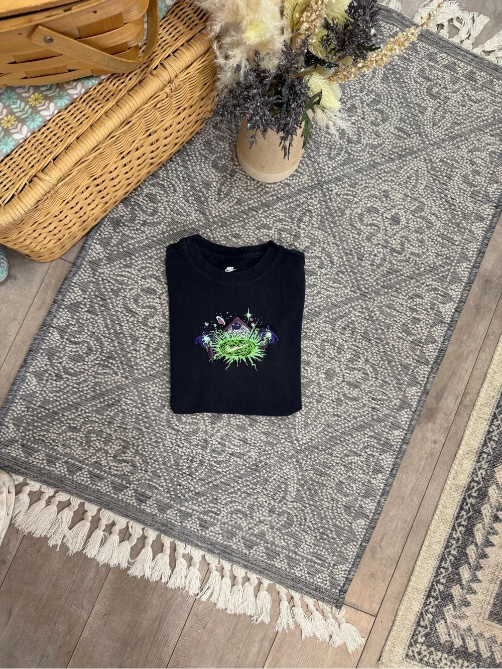 Nike Boys Graphic T-Shirt Large Sportswear Interstellar Magic Wizard Embroidered